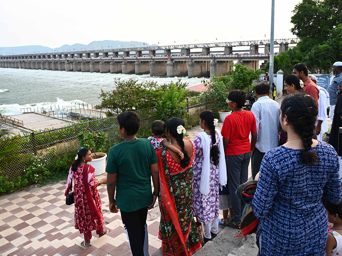 Heavy Rain Flood Water in Prakasam Barrage Photos14