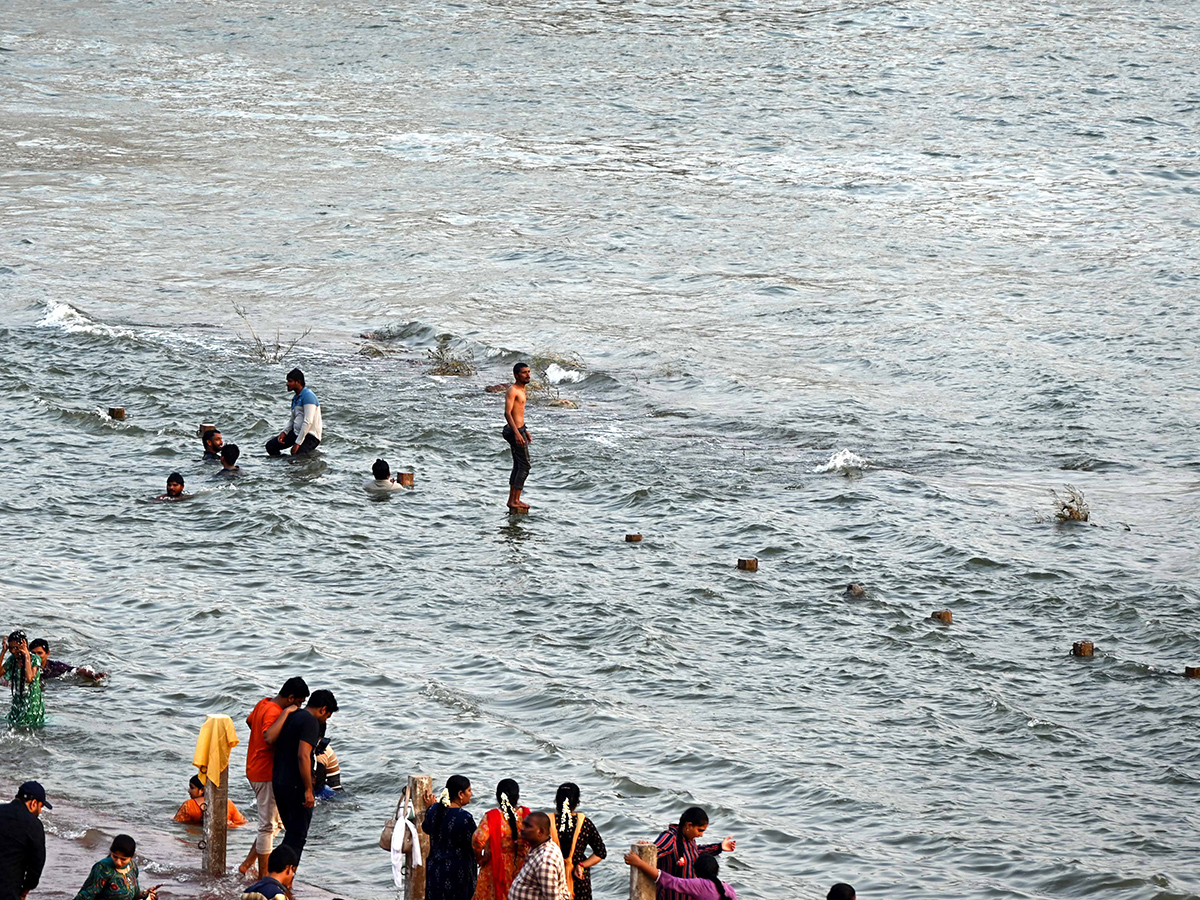 Heavy Rain Flood Water in Prakasam Barrage Photos16