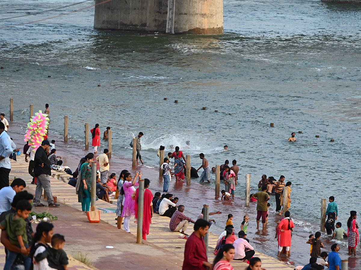 Heavy Rain Flood Water in Prakasam Barrage Photos17