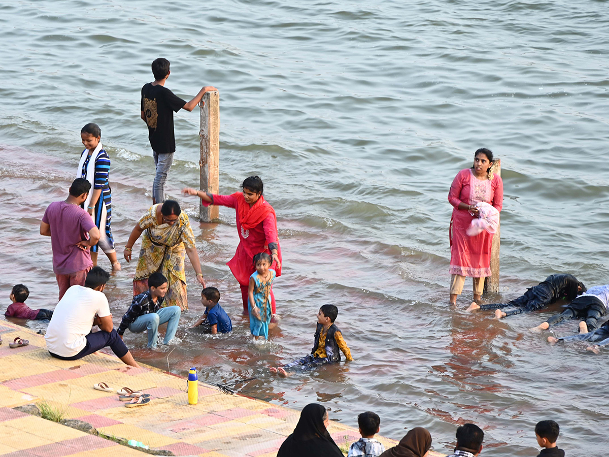 Heavy Rain Flood Water in Prakasam Barrage Photos18