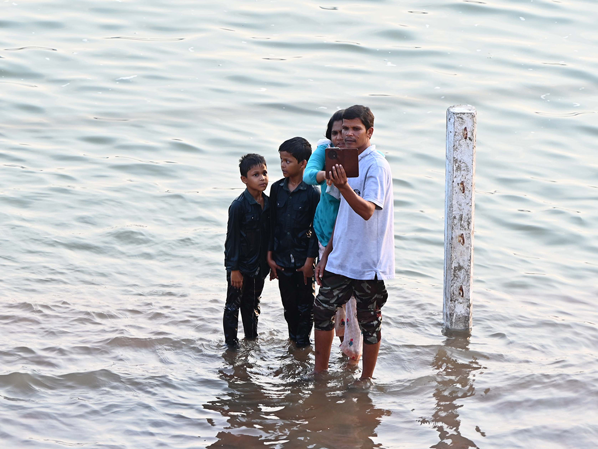 Heavy Rain Flood Water in Prakasam Barrage Photos19