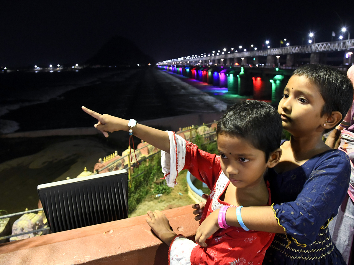 Heavy Rain Flood Water in Prakasam Barrage Photos2