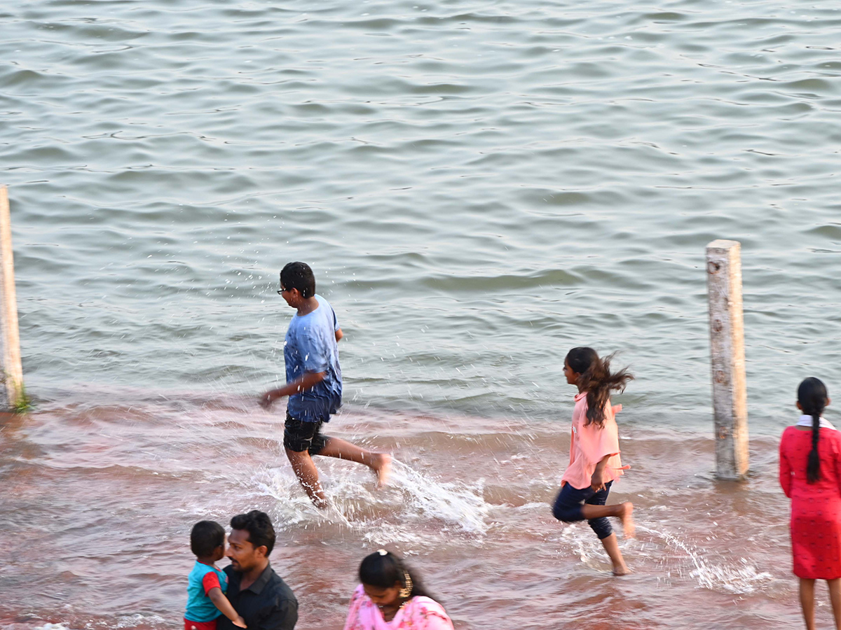 Heavy Rain Flood Water in Prakasam Barrage Photos20