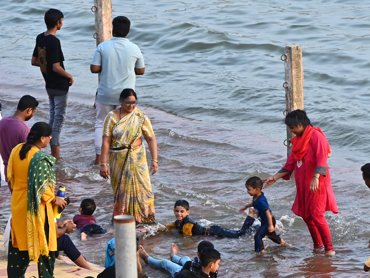 Heavy Rain Flood Water in Prakasam Barrage Photos21