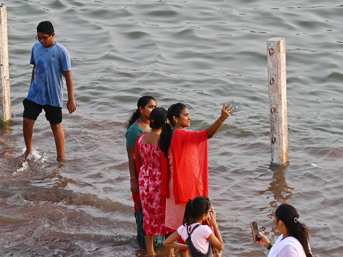 Heavy Rain Flood Water in Prakasam Barrage Photos22