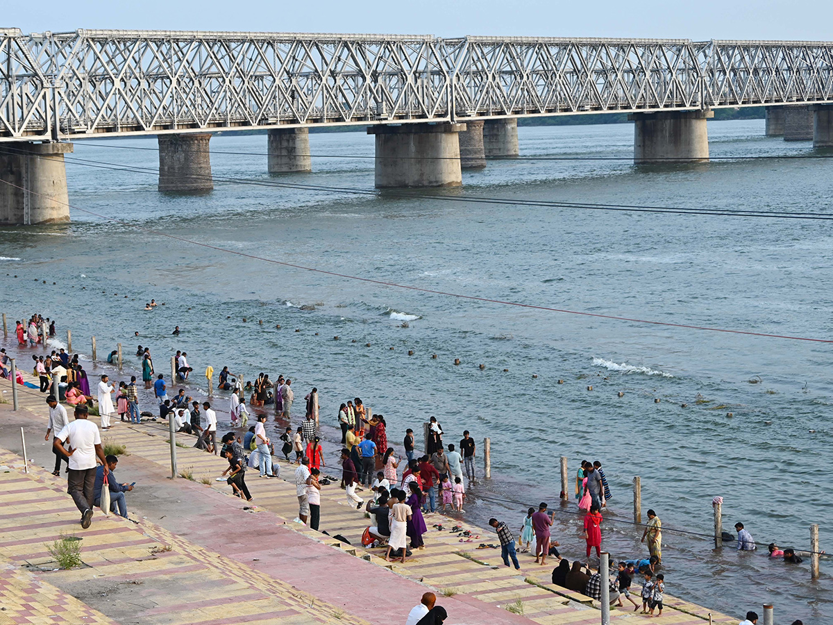Heavy Rain Flood Water in Prakasam Barrage Photos24