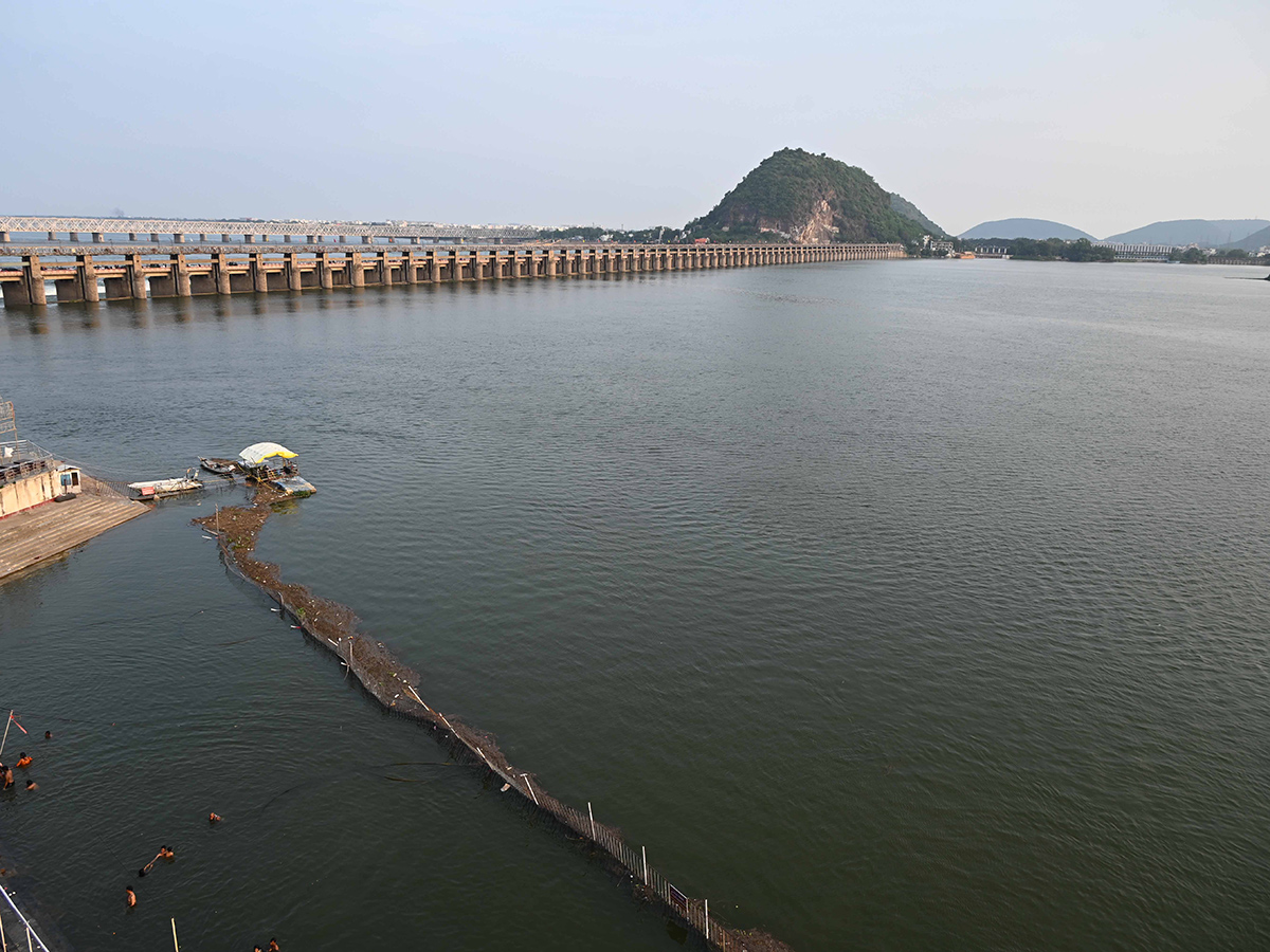 Heavy Rain Flood Water in Prakasam Barrage Photos25