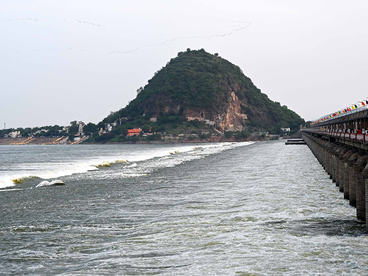 Heavy Rain Flood Water in Prakasam Barrage Photos26