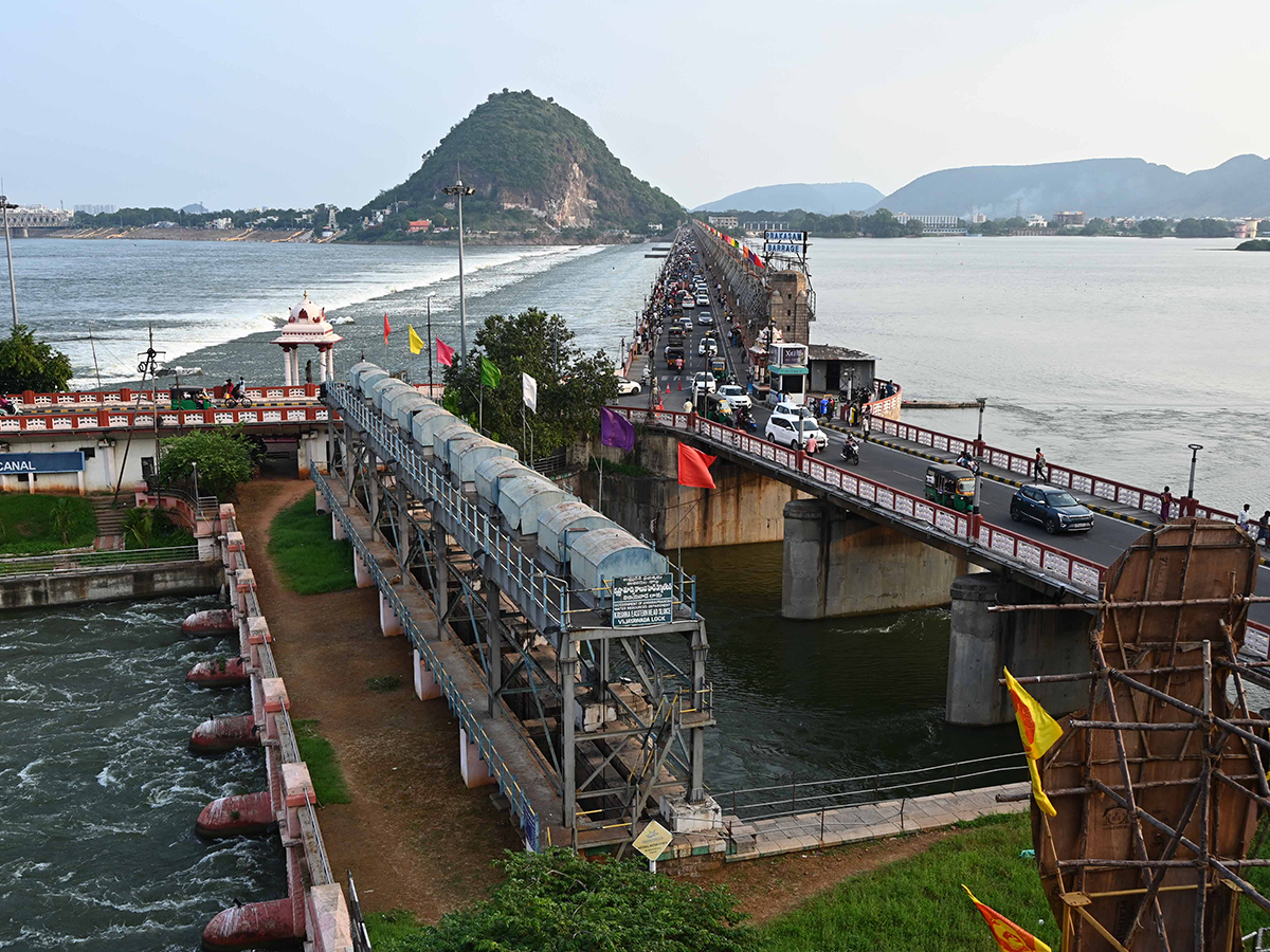 Heavy Rain Flood Water in Prakasam Barrage Photos5
