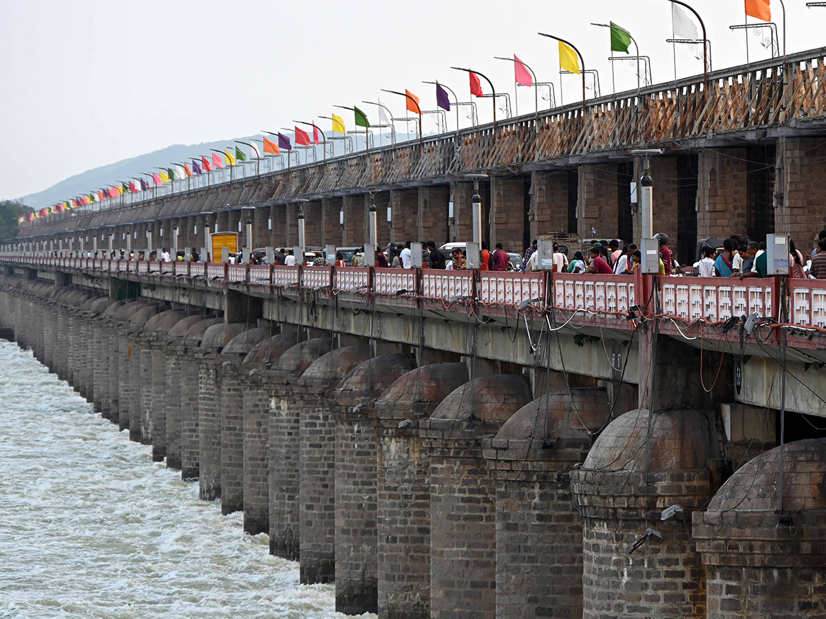 Heavy Rain Flood Water in Prakasam Barrage Photos8