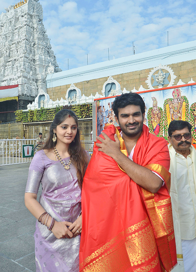 Kiran Abbavaram with Wife Rahasya Visits Tirumala5