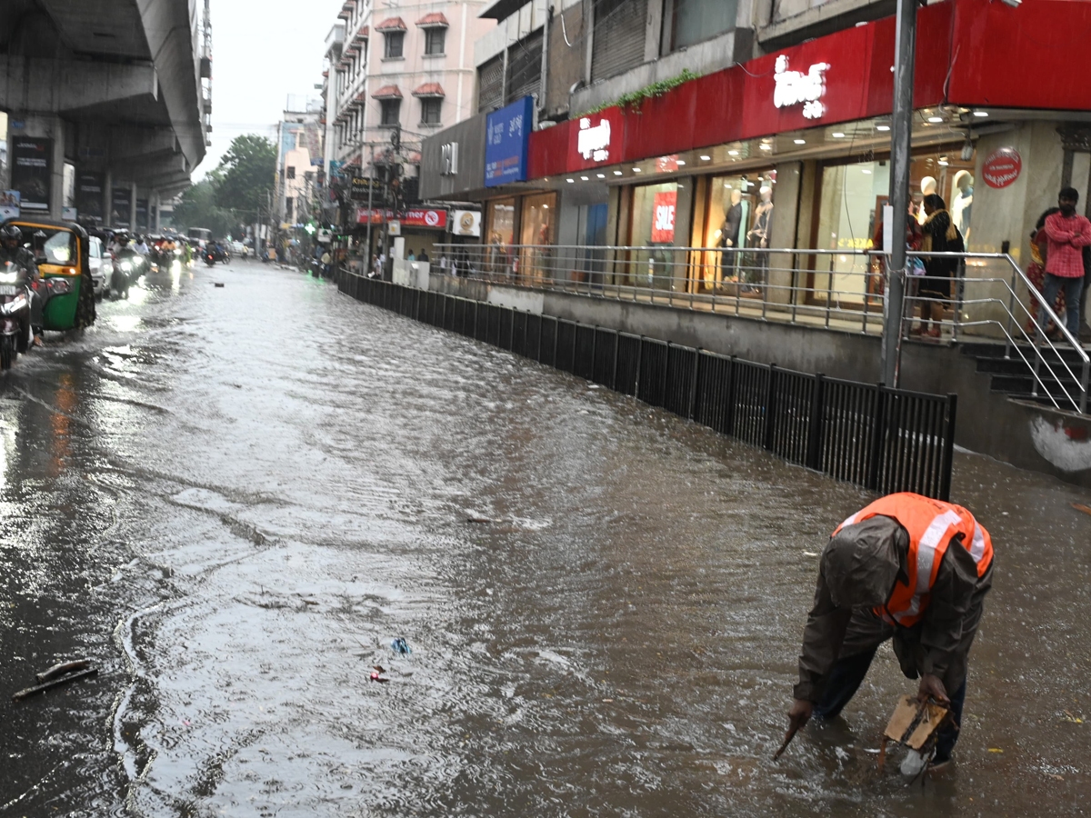 Heavy rains lash in Hyderabad roads waterlogged and traffic disrupted photos11