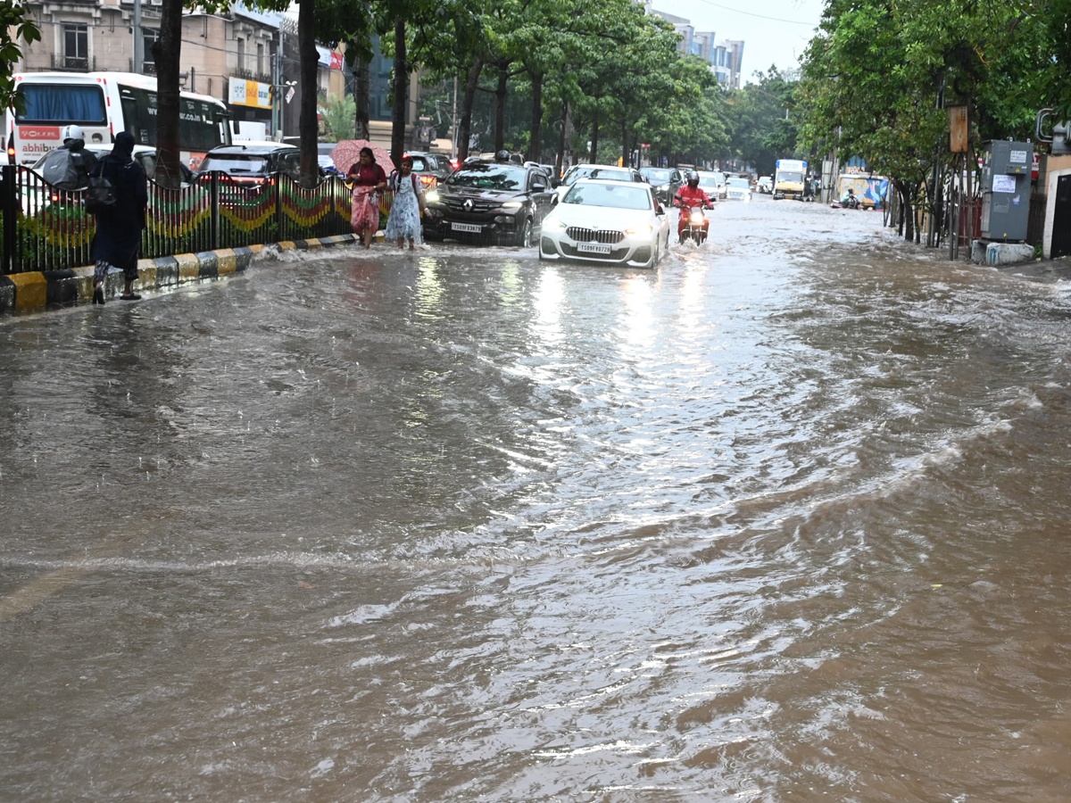Heavy rains lash in Hyderabad roads waterlogged and traffic disrupted photos12