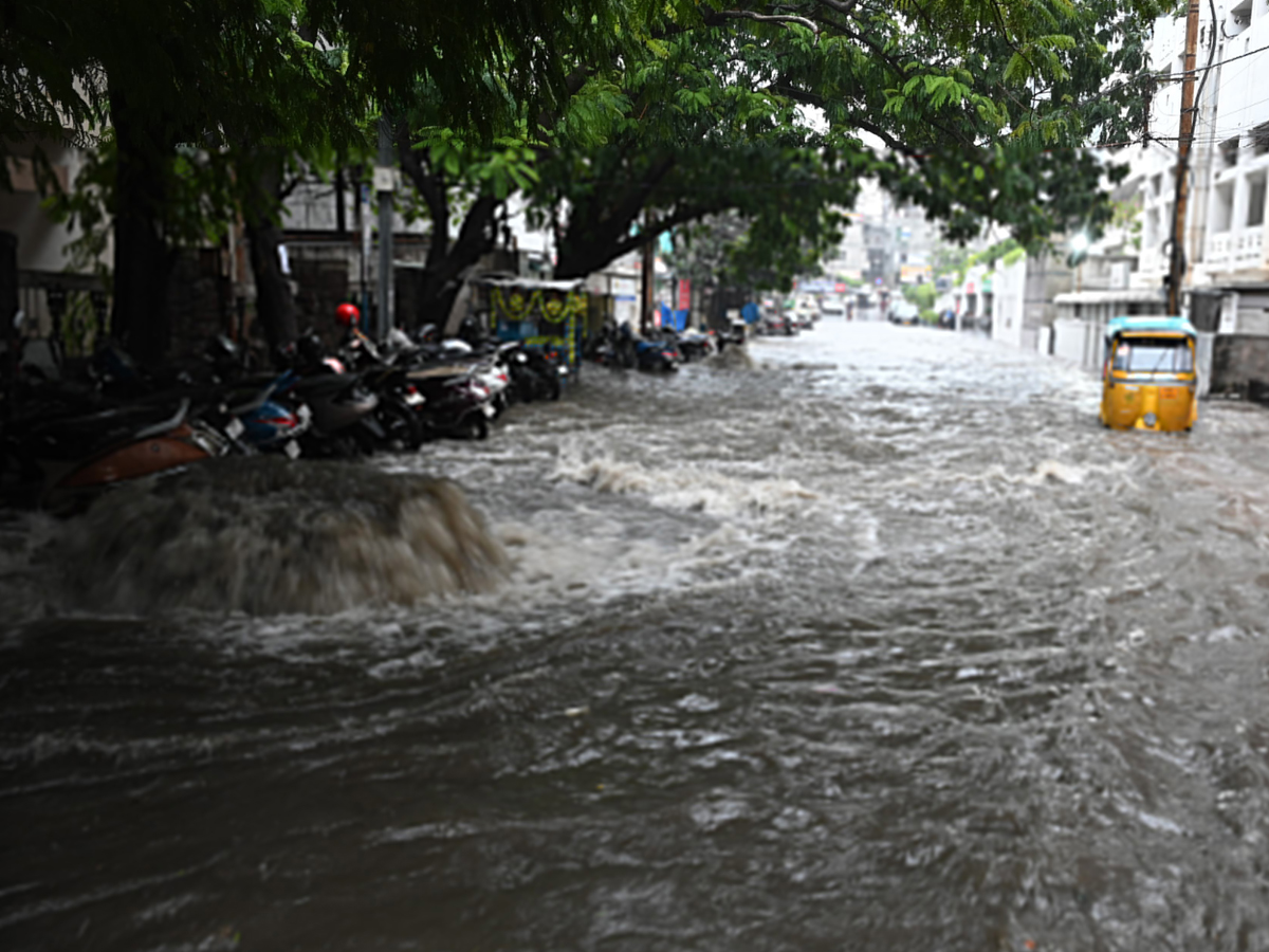 Heavy rains lash in Hyderabad roads waterlogged and traffic disrupted photos14