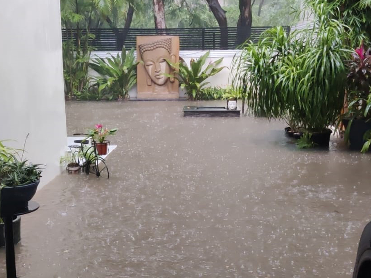 Heavy rains lash in Hyderabad roads waterlogged and traffic disrupted photos15