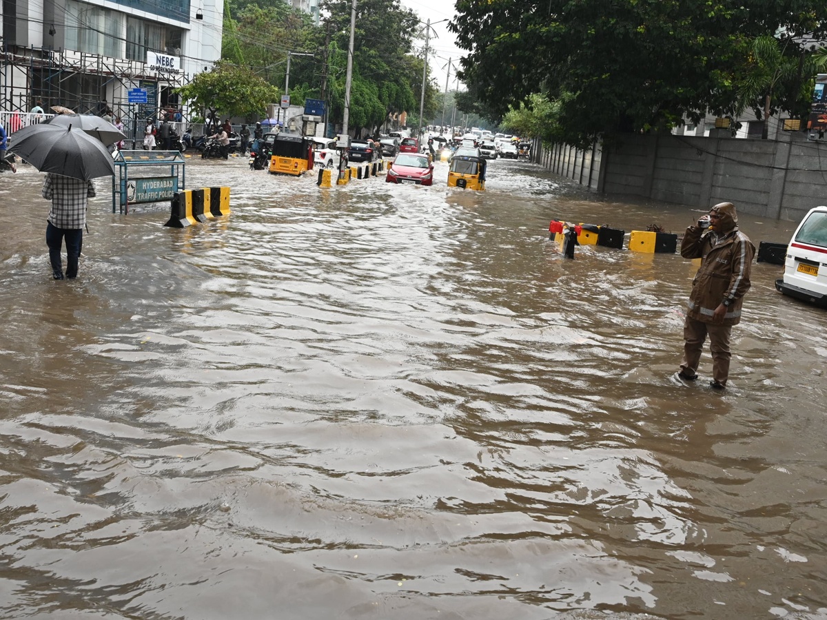 Heavy rains lash in Hyderabad roads waterlogged and traffic disrupted photos16