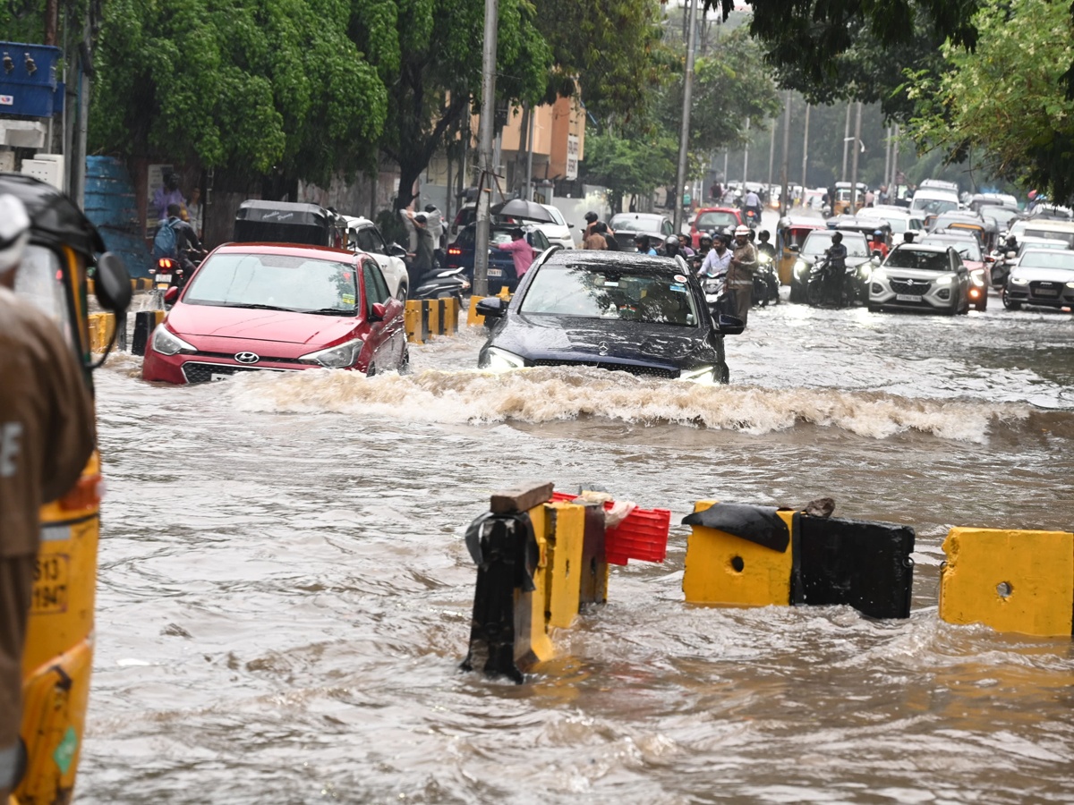 Heavy rains lash in Hyderabad roads waterlogged and traffic disrupted photos17