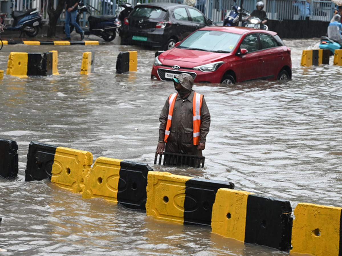 Heavy rains lash in Hyderabad roads waterlogged and traffic disrupted photos18