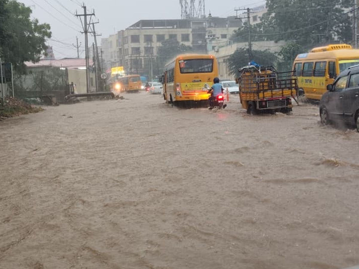 Heavy rains lash in Hyderabad roads waterlogged and traffic disrupted photos2