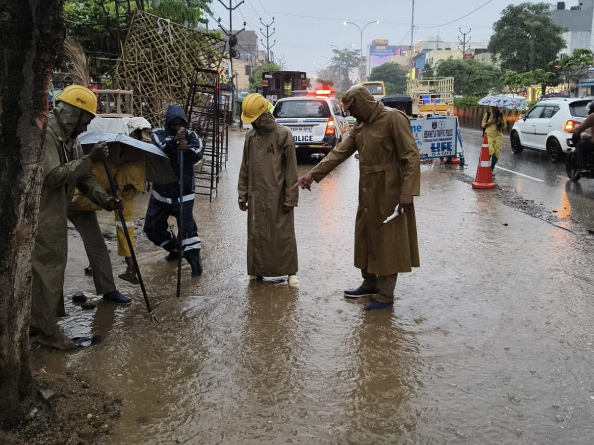 Heavy rains lash in Hyderabad roads waterlogged and traffic disrupted photos3