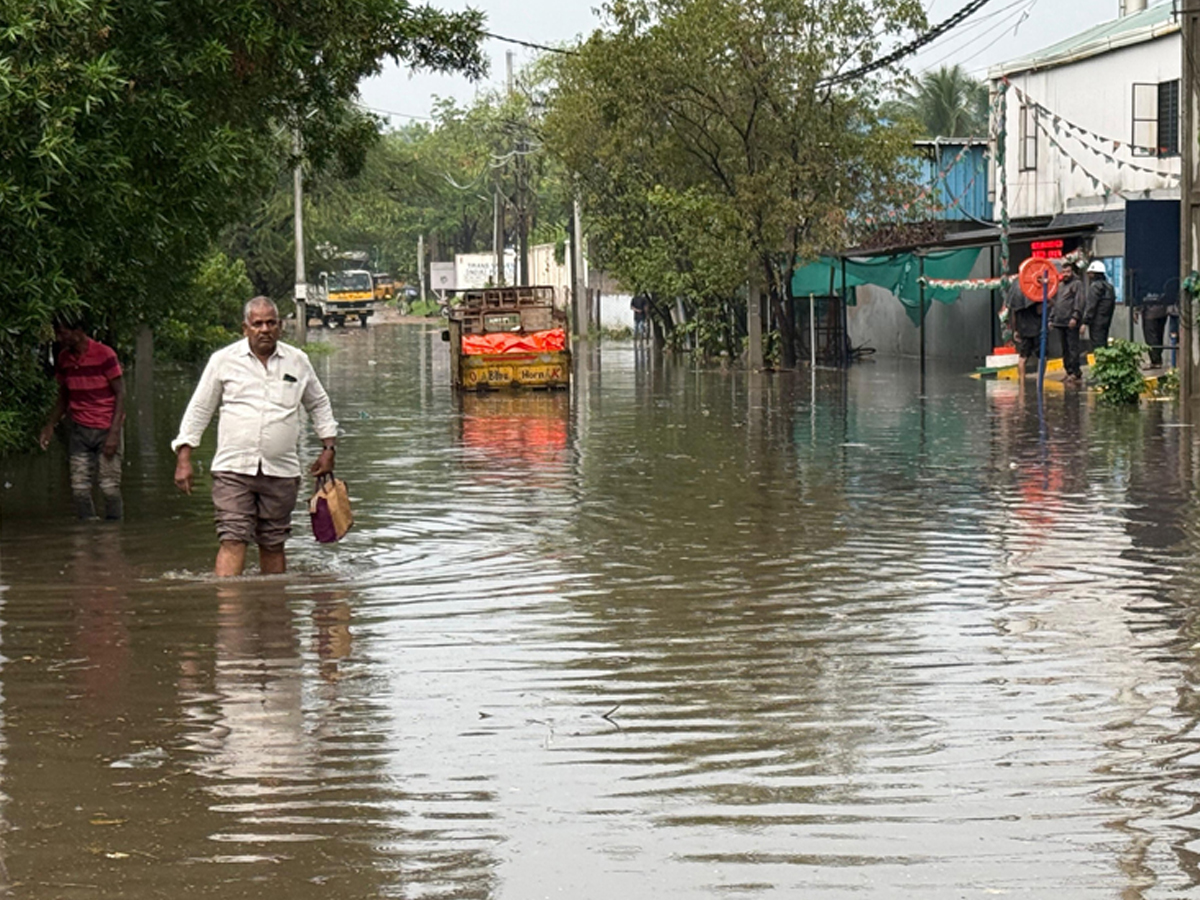 Heavy rains lash in Hyderabad roads waterlogged and traffic disrupted photos4