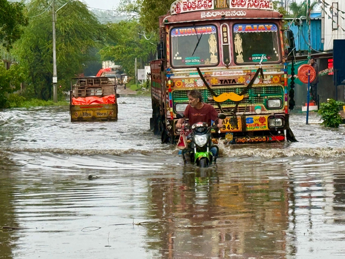 Heavy rains lash in Hyderabad roads waterlogged and traffic disrupted photos5