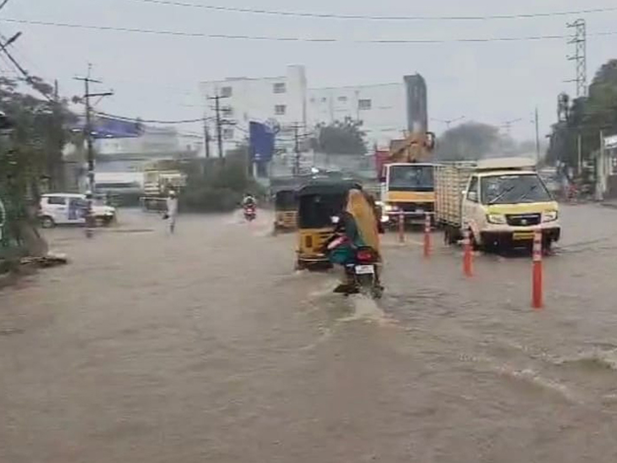 Heavy rains lash in Hyderabad roads waterlogged and traffic disrupted photos6