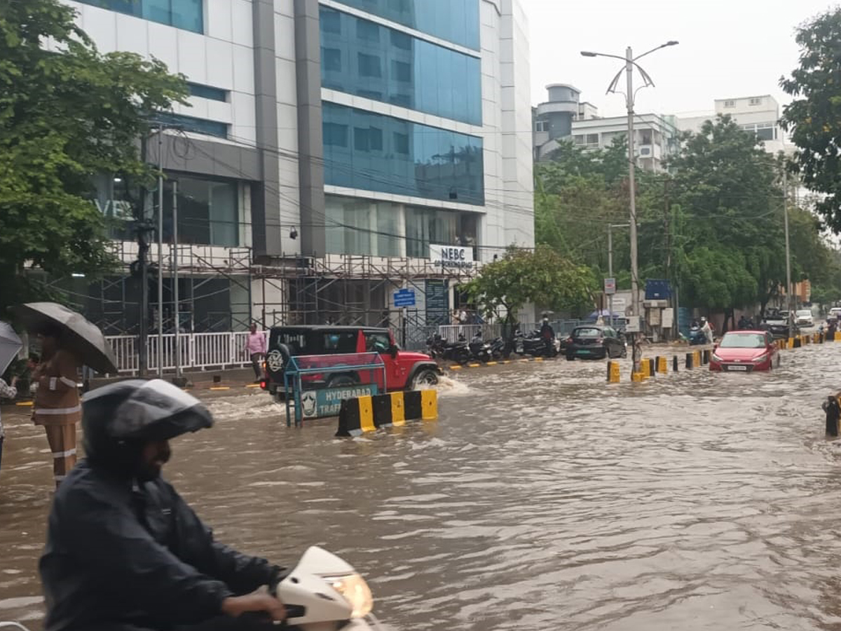 Heavy rains lash in Hyderabad roads waterlogged and traffic disrupted photos7
