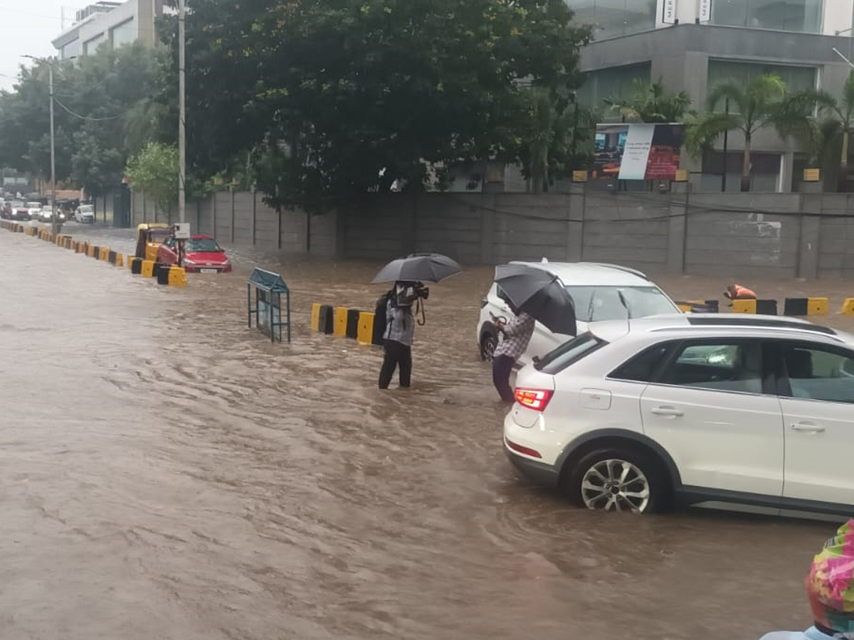 Heavy rains lash in Hyderabad roads waterlogged and traffic disrupted photos8