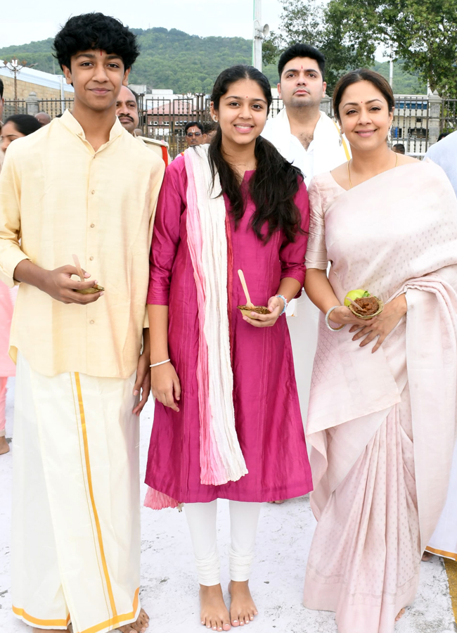 Surya family visits to Tirumala (Photos)3
