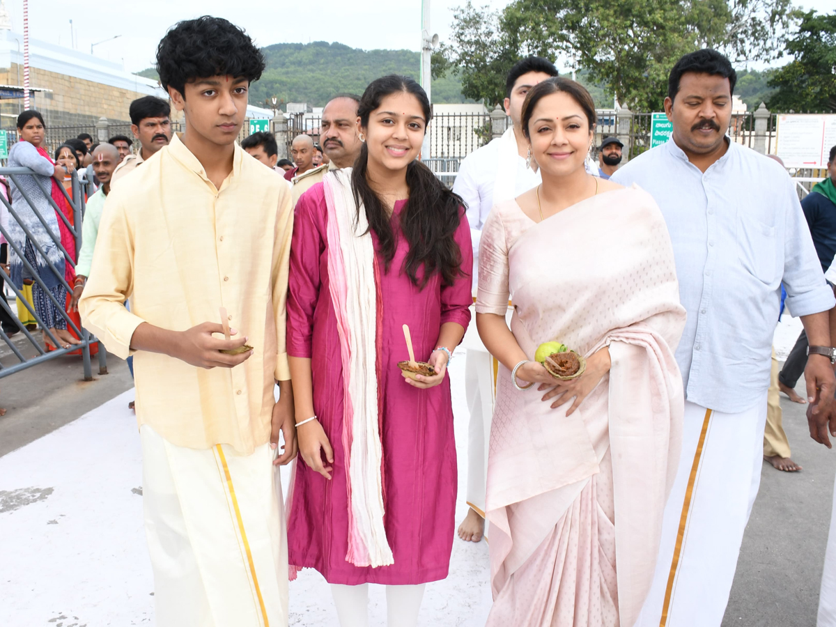 Surya family visits to Tirumala (Photos)4