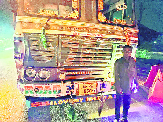 లారీని ఢీకొన్న బైక్‌ 1