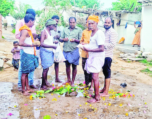 ‘అనంత’ను కరువు ఛాయలు కమ్మేస్తున్నాయి. రైతులను మరోసారి ఈ2