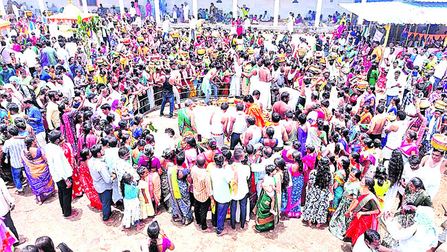 భక్తజనసంద్రంగా సోమన్నగుట్ట1