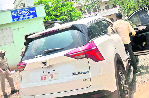 ● నిబంధనలా.. డోంట్‌ కేర్‌..!1