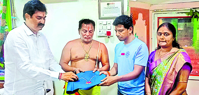 ప్రారంభించిన 15 రోజులకే కుంగిన రోడ్డు 4