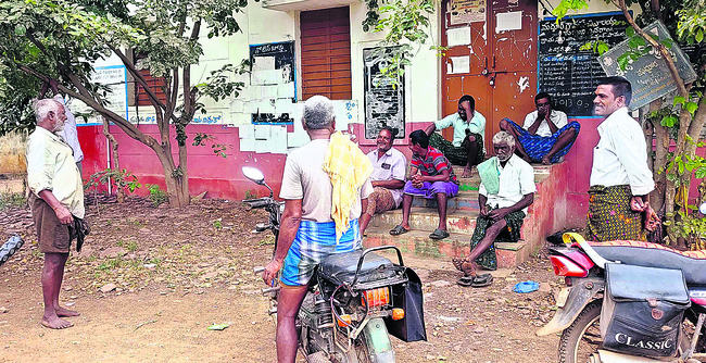 రైతులకు అందని యూరియా 1