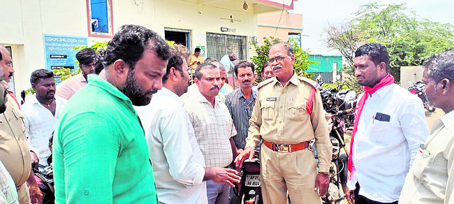 యూరియా కోసం రోడ్డెక్కిన రైతులు1