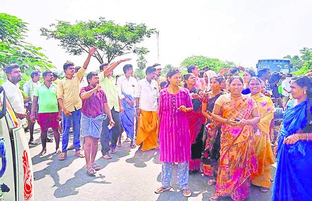 యూరియా కోసం బారులు1