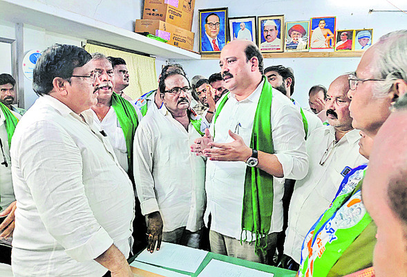 రైతులను నట్టేట ముంచుతున్నారు 1