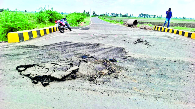ప్రారంభించిన 15 రోజులకే కుంగిన రోడ్డు 2