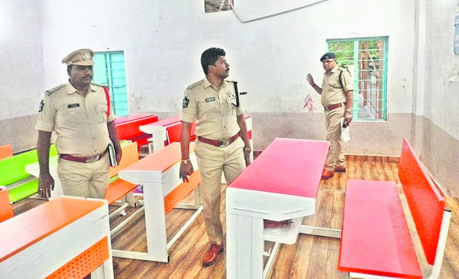 సమస్యాత్మక  పోలింగ్‌ కేంద్రాల పరిశీలన 
1