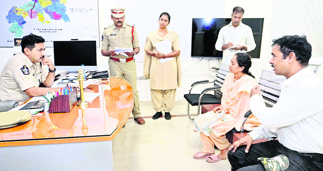 అర్జీల పరిష్కారానికి శ్రద్ధ తీసుకోవాలి1