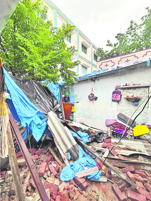 భారీ వర్షానికి కూలిన ఇల్లు
1
