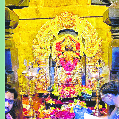 మాణిక్యాంబ అమ్మవారికి బంగారు చీర సమర్పణ 1