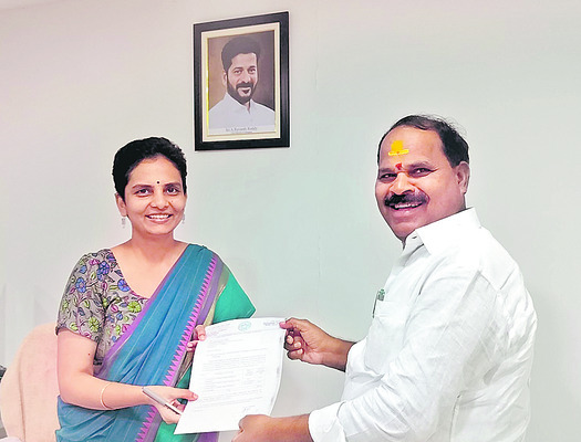 బాధ్యతలు స్వీకరించిన అదనపు కలెక్టర్
1