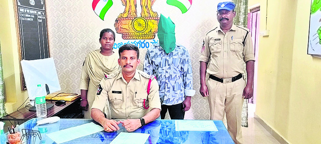 ఏకలవ్య పాఠశాలను సందర్శించిన నోడల్ అధికారి2