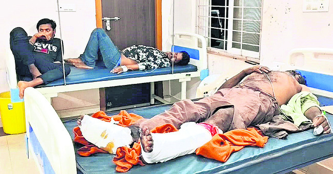 లారీని ఢీకొన్న ప్రైవేటు ట్రావెల్స్ బస్సు2