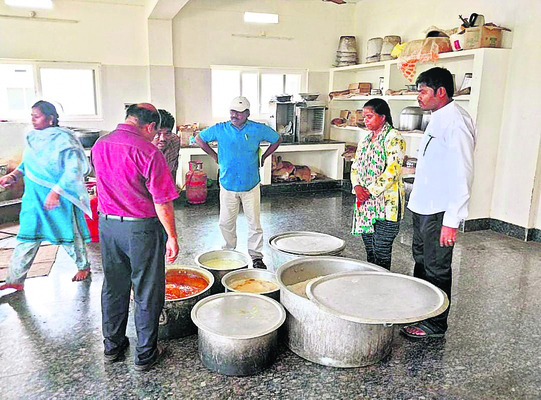 ఏకలవ్య పాఠశాలను సందర్శించిన నోడల్ అధికారి1