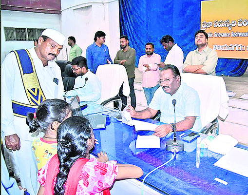 అర్జీలు రీ ఓపెన్ కాకుండా పరిష్కారం చూపాలి1